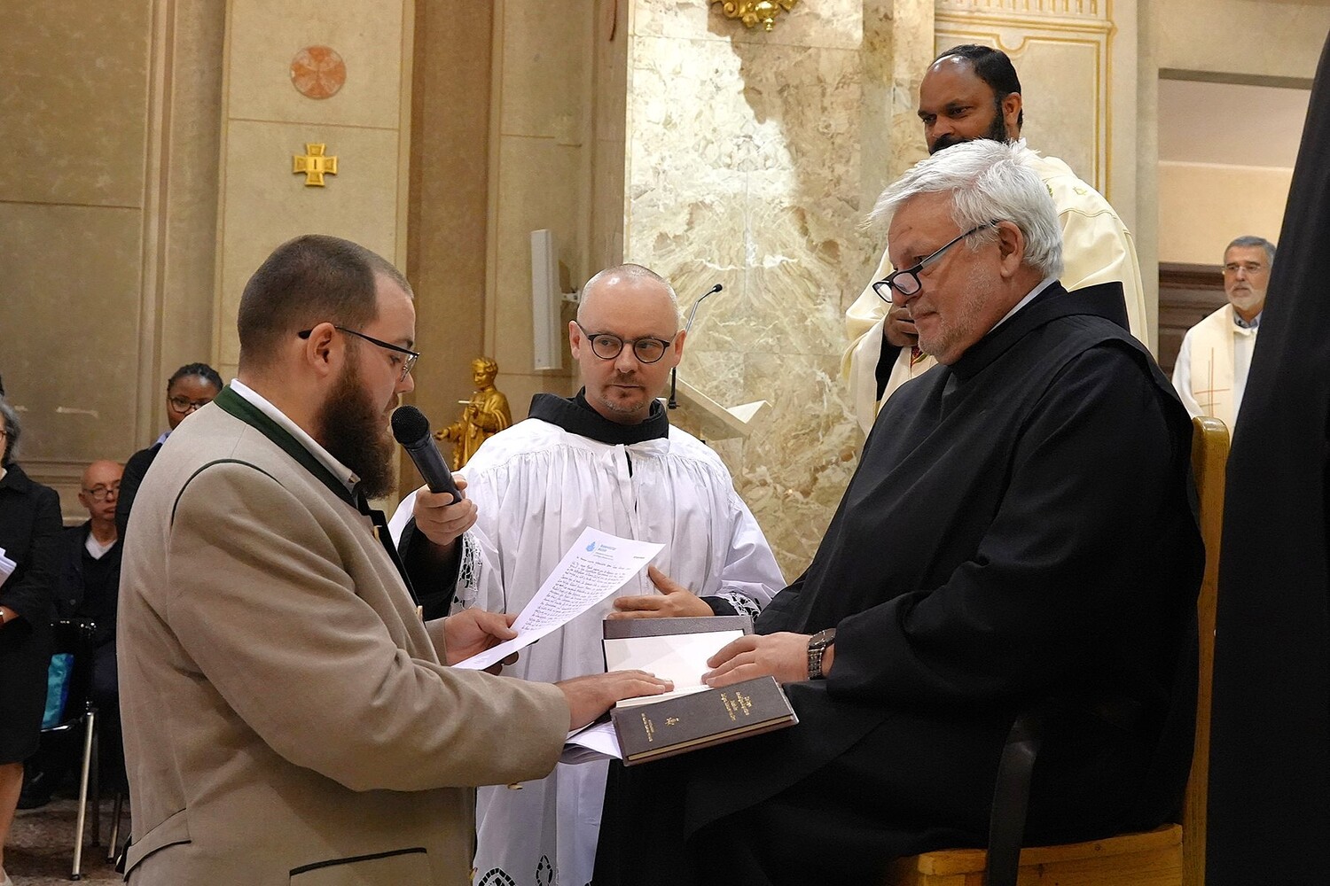 Frater Till Hagen legt vor Provinzial Rudolf Knopp Einfache Profess ab / Barmherzige Brüder Frater Till Hagen legt vor Provinzial Rudolf Knopp Einfache Profess ab