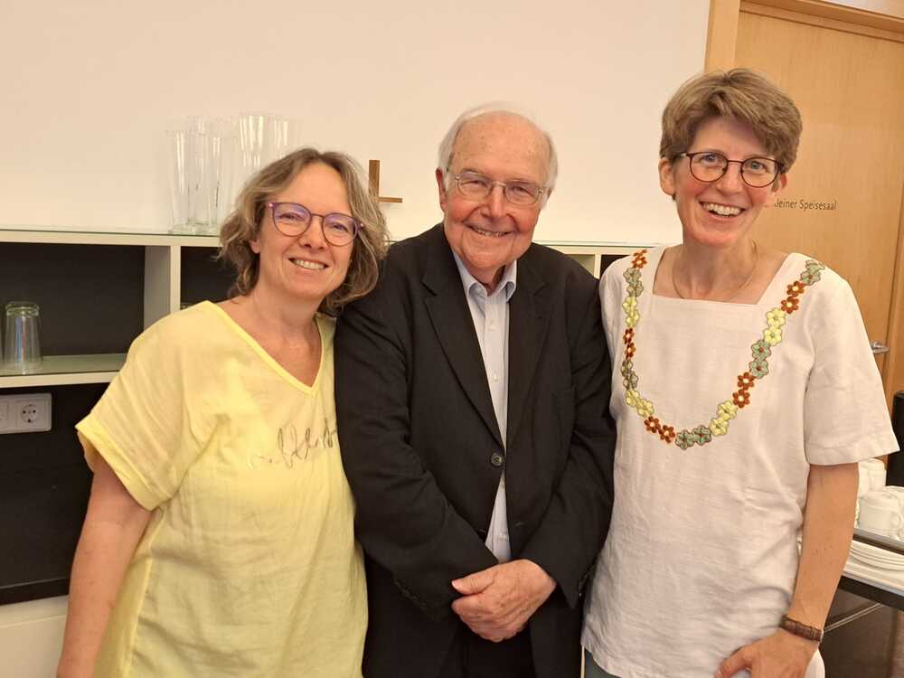 P. Alois Riedlsperger mit Claudia Blaudek und Sr. Ruth Pucher