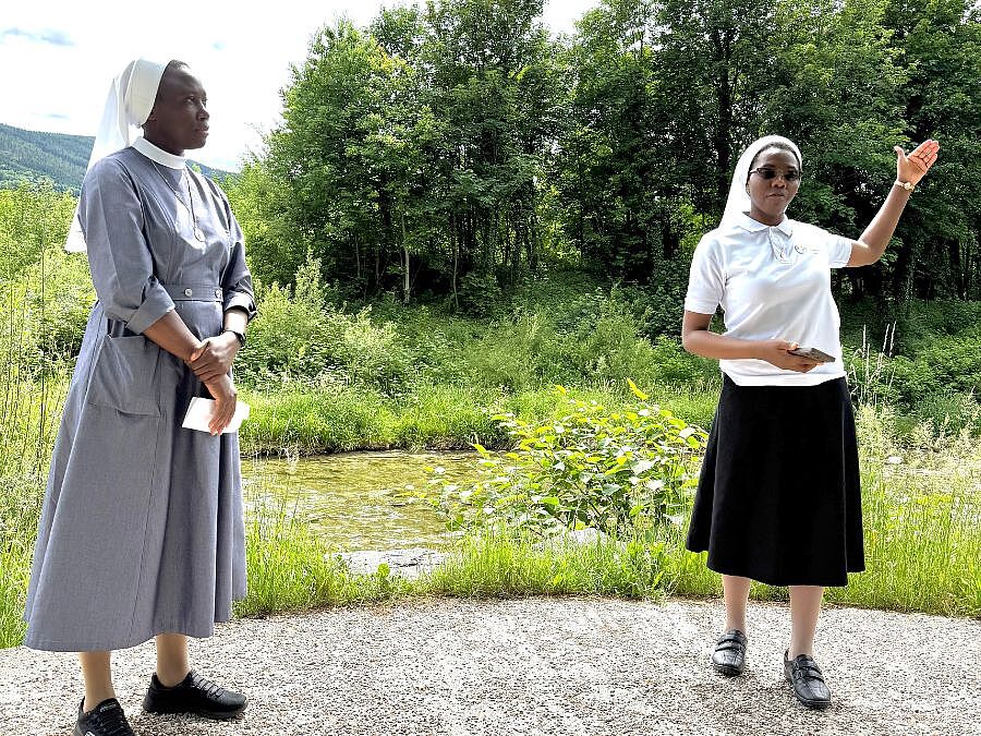 In einem Impuls erzählten jene Barmherzigen Schwestern, die in Uganda aufgewachsen waren, von der mühsamen Wasserbeschaffung in ihrem Geburtsland.