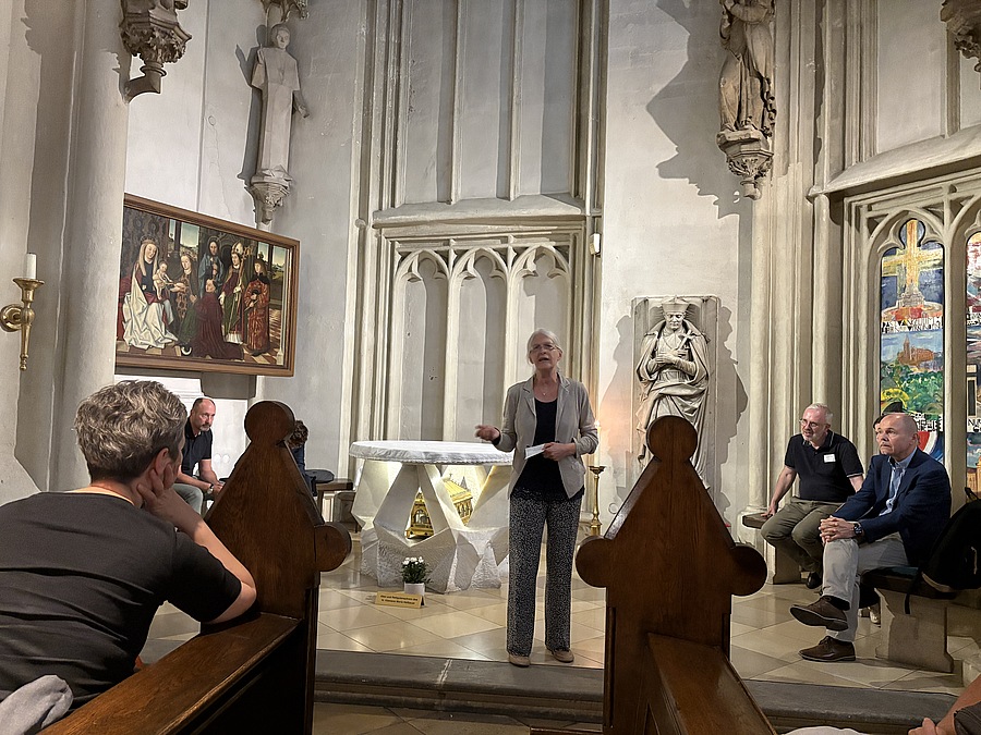 Redemptoristen-Provinzarchivarin Yasmine Wessely führte die Teilnehmer:innen durch die Kirche Maria am Gestade.