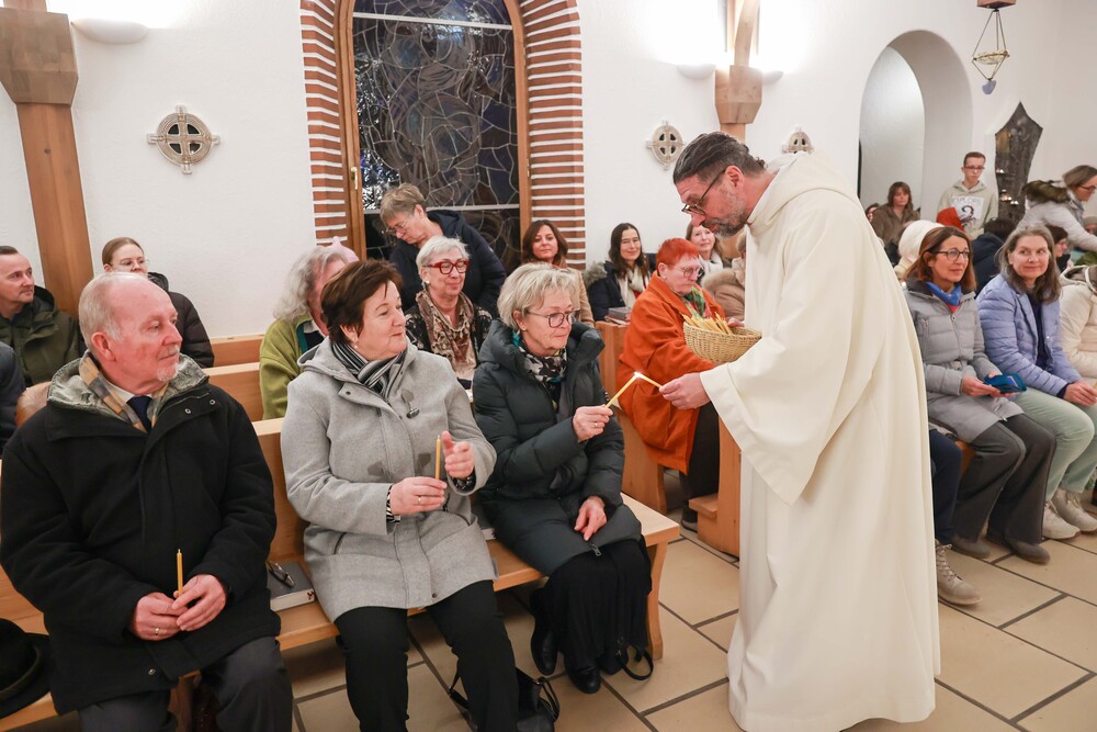 Alle Mitfeiernden, ebenso die Eltern von Bruder Martin und Taufpatin Tante Anni, bekamen für die Lichtprozession eine Kerze.