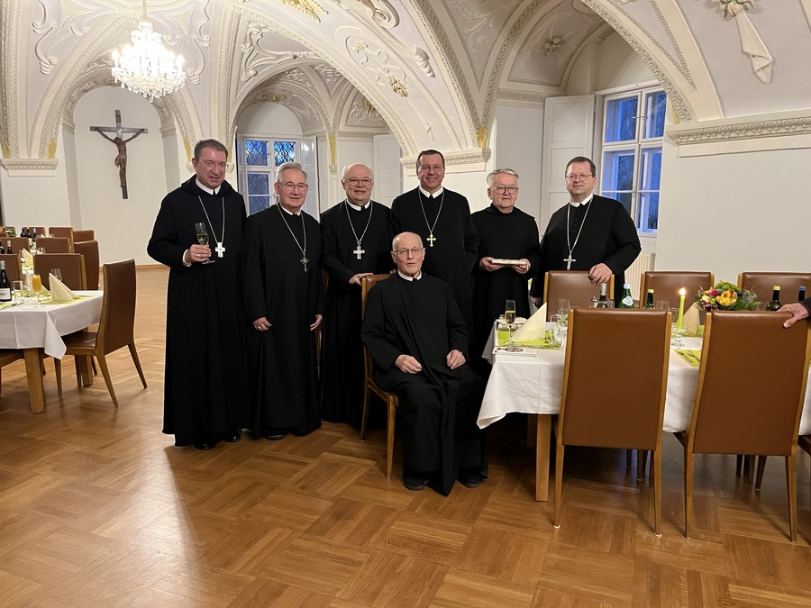 Erzabt Korbinian Birnbacher (St. Peter), Abt Ambros Ebhart (Kremsmünster), Abt Petrus Pilsinger (Seitenstetten), Abt Johannes Perkmann (Michaelbeuern), Erzabt em. Edmund Wagenhofer (St. Peter) und Abt Thomas Renner (Altenburg) (v.l.) gratulierten Abt
