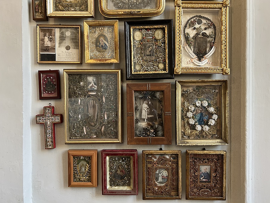 Die Sammlung der Kastenbilder ziert die Wände der Emporengänge.