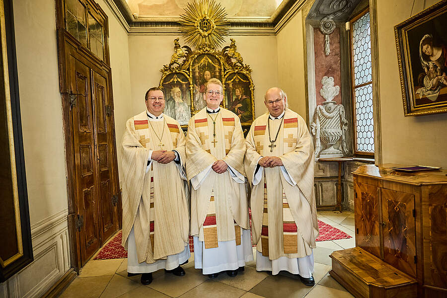 Rund 800 Personen waren bei der Abtbenediktion von Ludwig Wenzl (Mitte) in der Stiftskirche mit dabei, darunter auch sein Vorgänger Abt Georg Wilfinger (r.) und der Abtpräses der Österreichischen Benediktinerkongregation, Johannes Perkmann (l.). / Franz Gleiß Rund 800 Personen waren bei der Abtbenediktion von Ludwig Wenzl (Mitte) in der Stiftskirche mit dabei, darunter auch sein Vorgänger Abt Georg Wilfinger (r.) und der Abtpräses der Österreichischen Benediktinerkongregation, Johannes Perkmann (l.).