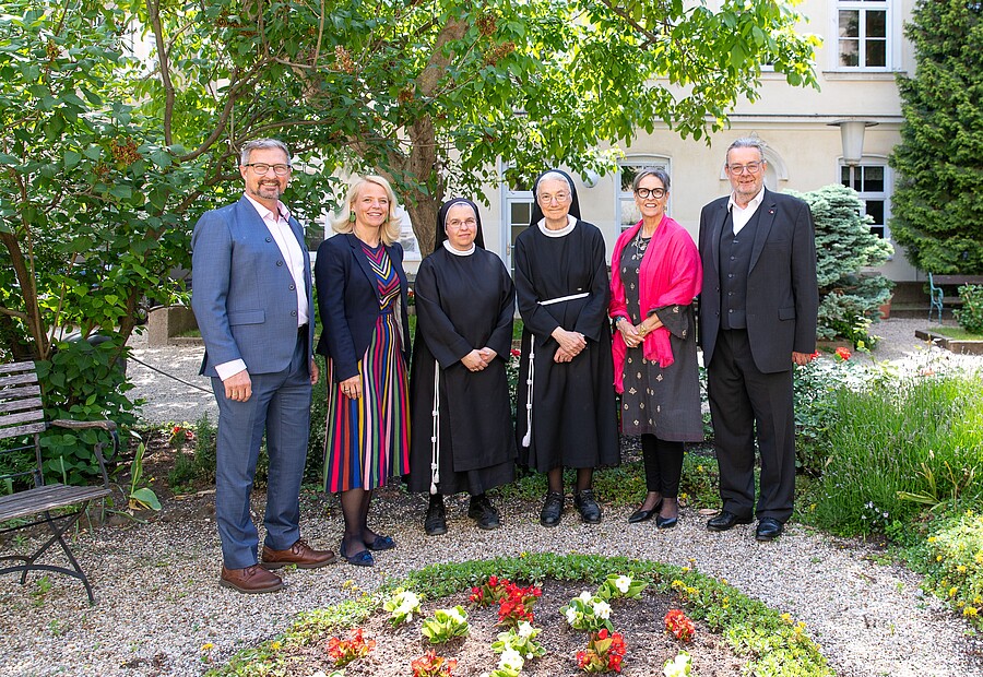 Bei der Übergabe der Liegenschaften (v.l.): Anton Süss (IÖO-Geschäftsführer), Martha Mikulka (VOSÖ-Geschäftsführerin), Generaloberin Sr. Maria Irina Teiner, Konventoberin Sr. M. Petronilla Herl, Maria Habersack (VOSÖ-Vorstandsvorsitzende) und / ÖOK/emw Bei der Übergabe der Liegenschaften (v.l.): Anton Süss (IÖO-Geschäftsführer), Martha Mikulka (VOSÖ-Geschäftsführerin), Generaloberin Sr. Maria Irina Teiner, Konventoberin Sr. M. Petronilla Herl, Maria Habersack (VOSÖ-Vorstandsvorsitzende) und