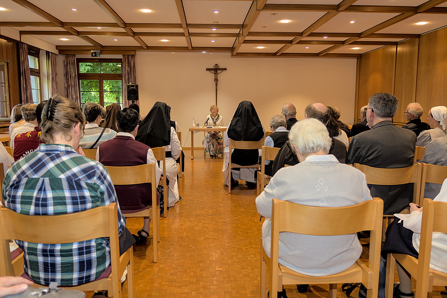 Die deutsche Theologin Marianne Schlosser brachte den Ordensleuten das Thema Eucharistie näher. / Sr. Magdalena Ebner Die deutsche Theologin Marianne Schlosser brachte den Ordensleuten das Thema Eucharistie näher.
