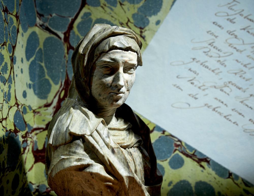 Im Schaudepot des Stiftes Zwettl konnte zumindest einer der historischen Kästen wieder für die Präsentation von Kunstwerken genutzt werden. Bewusst wurde eine frontale Verglasung gewählt, die – wie hier beispielsweise durch kleine Paravents mit handg / Andreas Gamerith OLYMPUS DIGITAL CAMERA