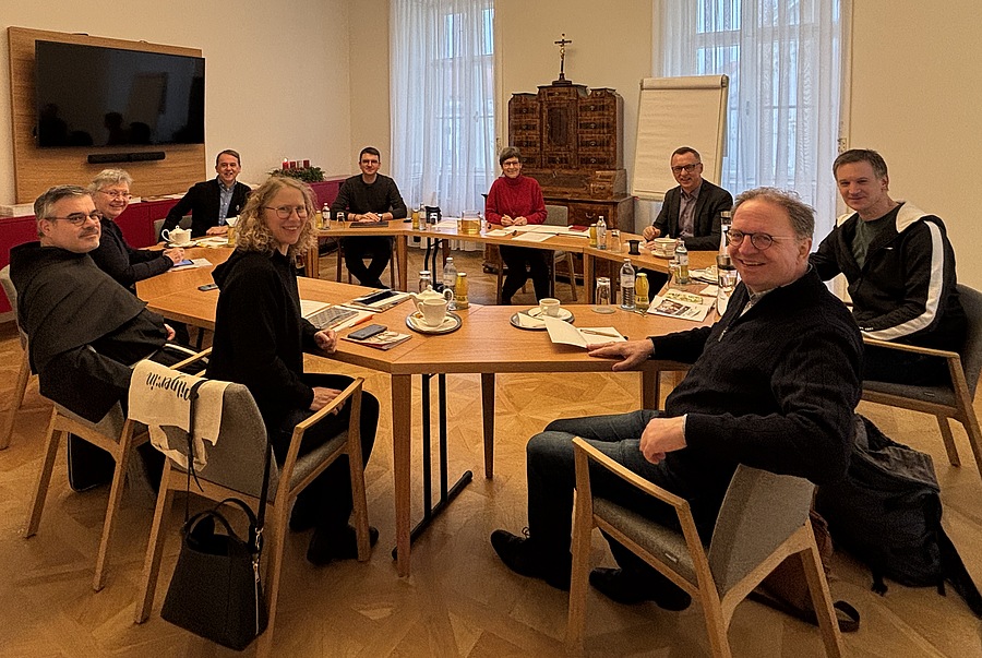 Die Vorsitzenden und Generalsekretär:innen mittel- und westeuropäischer Ordenskonferenzen trafen sich (von links vorne im Uhrzeigersinn): Prisca Zurron (Schweiz), Br. Daniele Brocca (Schweiz), Sr. Daniele Faltz (Luxemburg), P. Mark-Robin Hoogland (Ni