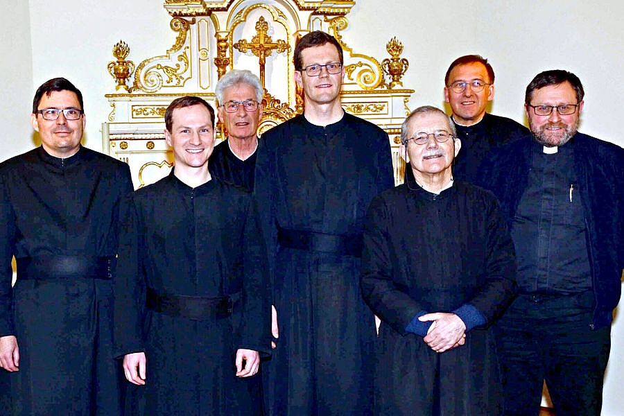 Die neue Ordensleitung der Kalasantiner (v.l.): P. Matthias Gabriel, P. David Gold, P. Christian Oppitz, Generalsuperior P. Martin Glechner, P. Gottfried Großsteiner, P. Achim Bayer und P. Markus Fleischmann.