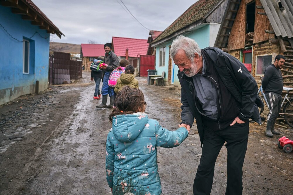 P. Sporschill in Roma-Siedlung