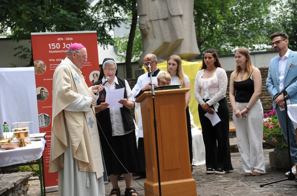 Festakt Franziskanerinnen Amstetten / Kirche bunt/Wolfang Zarl Festakt Franziskanerinnen Amstetten