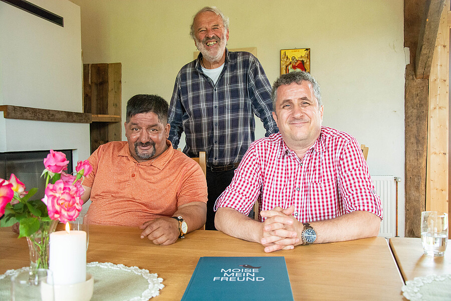 Trafen sich in Siebenbürgen: Ex-Straßenkind Moise, P. Georg Sporschill und H. Ignatius Sutel (v.l.).