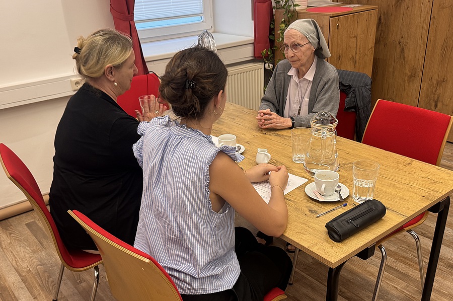 Sr. Johanna Datzreiter aus der Kongregation der Franziskanerinnen Missionarinnen Mariens gab „Kirche bunt“-Chefredakteurin Sonja Planitzer und Praktikantin Magdalena Salzmann ein Interview.