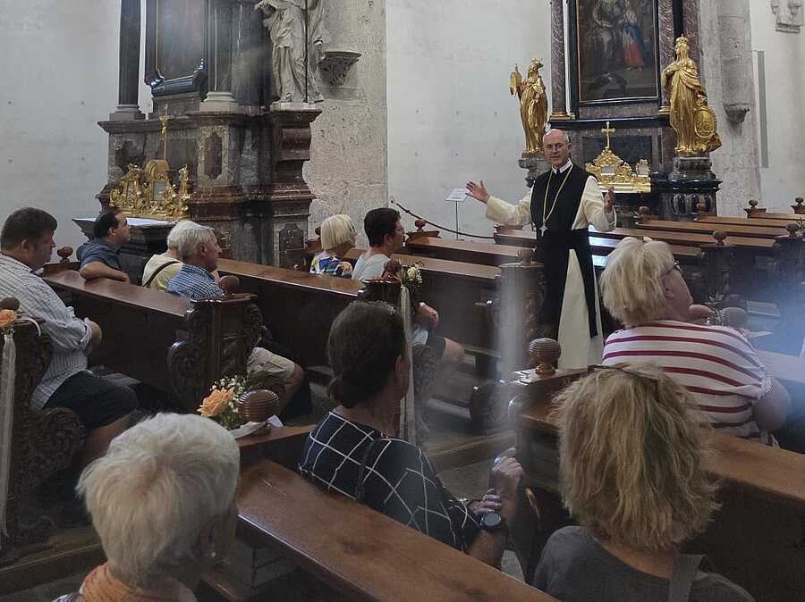 Die Spezialführung machte auch in der Stiftskirche Halt. / P. Hermann Joseph Schöppe Die Spezialführung machte auch in der Stiftskirche Halt.