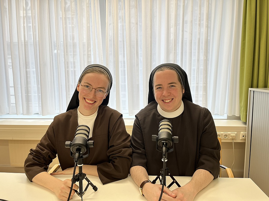 Sr. Mirjam Maria Schwaiger und Sr. Helena Fürst (v.l.) waren diesmal in zwei verschiedenen Podcasts zu Gast.