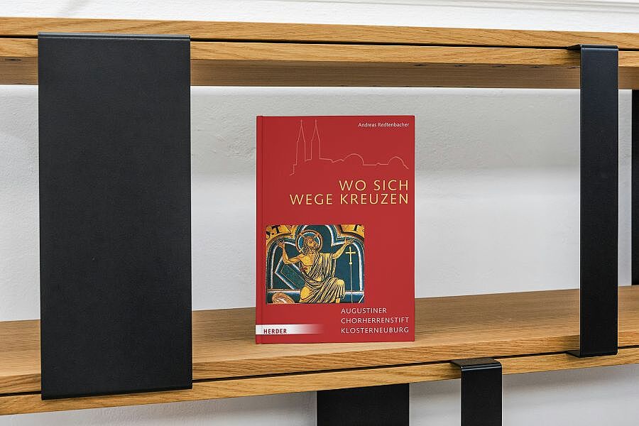 Die Welt des Stifts Klosterneuburg soll in der aktualisierten Neuauflage des Bildbands „Wo sich Wege kreuzen“ neu erfahrbar werden.
