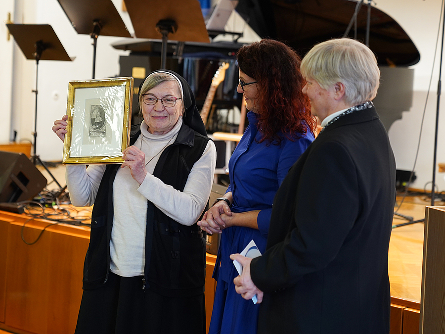 Sr. Gertrud Zenk CJ, Oberin der Schwesterngemeinschaft St Pölten, Mary Ward Krems-Standortkoordinatorin Susanne Smatral und Sr. Cosima Kiesner CJ bei den Jubiläumsfeierlichkeiten.