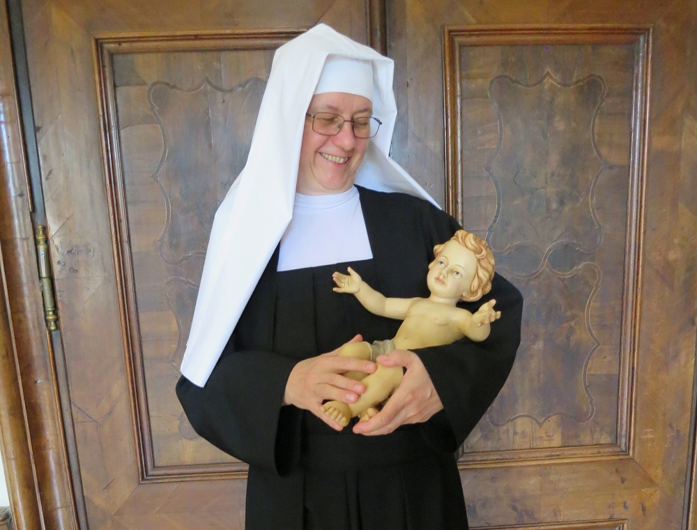 Oft ist das Kind in der Krippe eine Wachsfigur. Die Handhabung sollte dann besonders sorgsam und vorsichtig erfolgen. / Kloster der Salesianerinnen Oft ist das Kind in der Krippe eine Wachsfigur. Die Handhabung sollte dann besonders sorgsam und vorsichtig erfolgen.