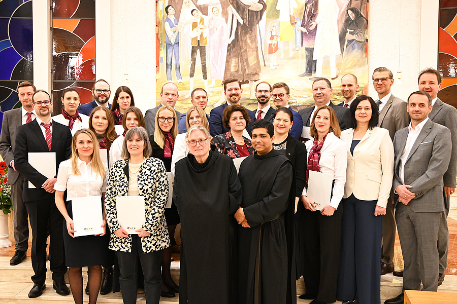 Prior P. Daniel Katzenschläger (1.Reihe Mitte), Geschäftsführer Robert Maurer, der Ärztliche Direktor Martin Wehrschütz, Pflegedirektorin Susanne Wukovatz und der Kaufmännische Direktor Gerald Fabsits mit den Führungskräften, die Leitungsfunktionen i