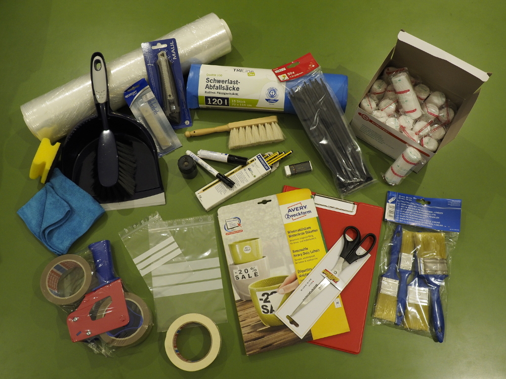 Verschiedene Materialien der Notfallbox: Zu sehen sind u. a. links oben eine Rolle Stretchfolie, rechts oben Kabelbinder und Mullbinden, außerdem Druckverschlussbeutel in zwei kleineren Größen. / (c) Schottenstift Wien (Foto: Rasinger) OLYMPUS DIGITAL CAMERA