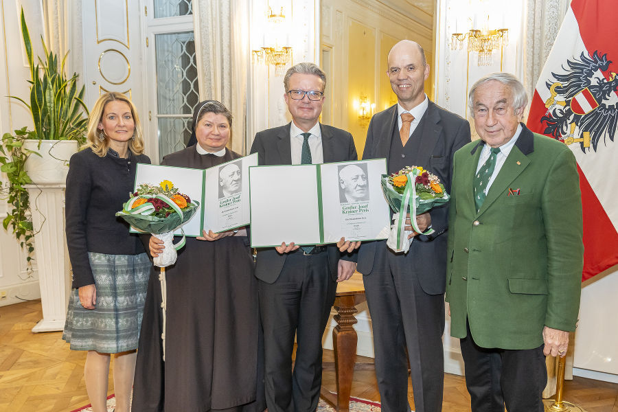 Die Elisabethinen Graz wurden mit dem Großen Josef Krainer-Preis ausgezeichnet: Generaloberin Bonaventura Holzmann (2.v.l.) und Direktor Christian Lagger (4.v.l.) nahmen den Preis entgegen.