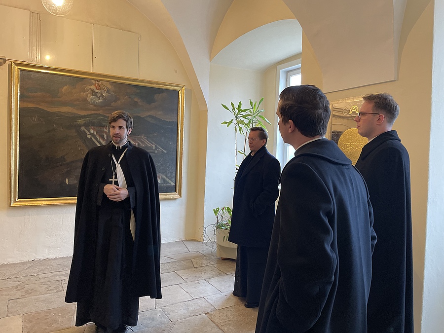 Die Junioren der österreichischen Augustiner-Chorherren-Kongregation waren von 9. bis 12. Februar 2025 in Vorau zu Gast. Propst Bernhard Mayrhofer führte sie durch das Stift.