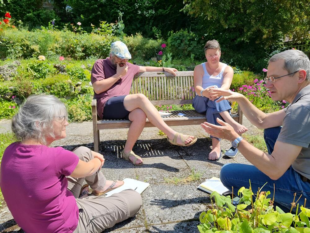 Austausch und Reflexion in Gruppen beim Spiritualitätslehrgang