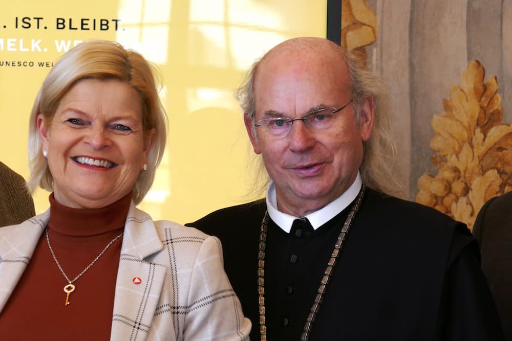 Ministerin Klaudia Tanner mit Abt Georg Wilfinger OSB