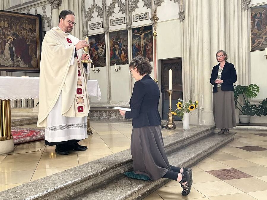 Sr. Salome Fränzle legte „super hostiam“ ihre Gelübde ab.