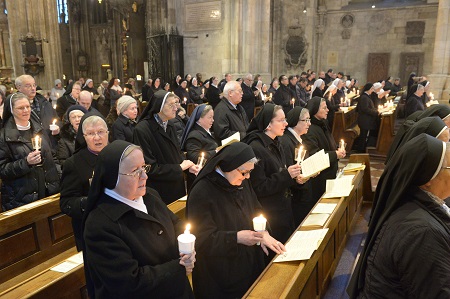 Ordensfrauen mit Kerzen