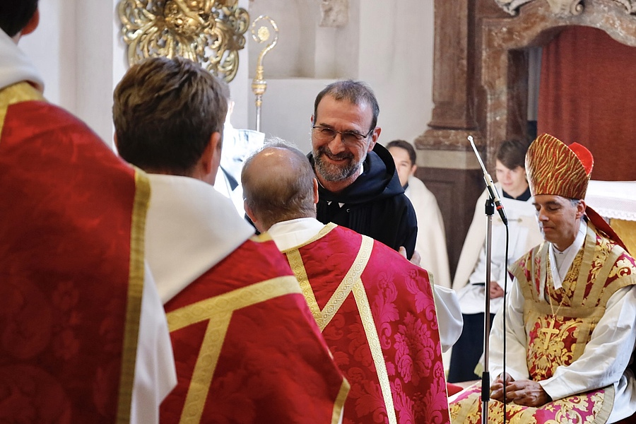 Mit der Ewigen Profess band sich P. Christian Mayr für immer an die Gemeinschaft im Stift Kremsmünster.