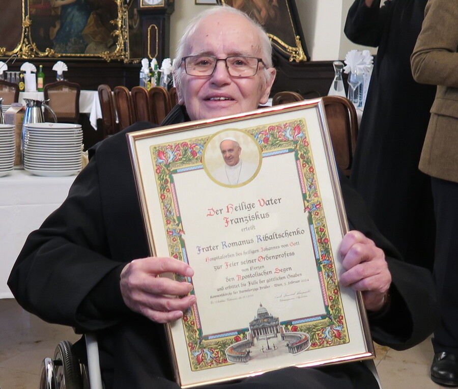 Als besonderes Geschenk bekam Fr. Romanus Ribaltschenko eine Urkunde mit Segenswünschen von Papst Franziskus überreicht.                 