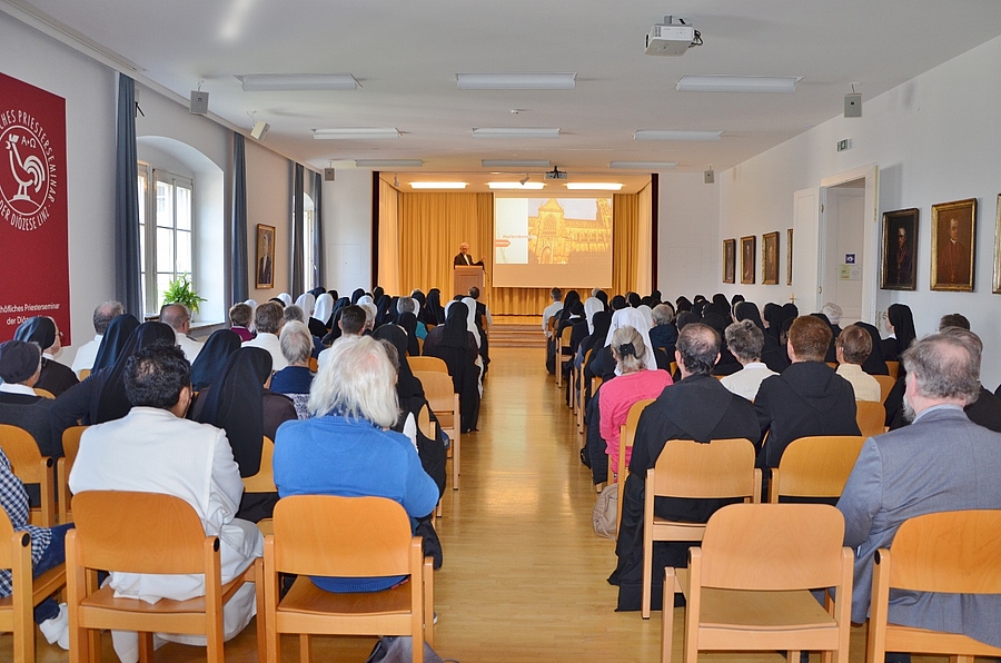 Bischofsvikar und Domkustos Johann Hintermaier hielt einen Vortrag zum Thema „Das schöpferische Wirken Gottes anhand ausgewählter Bilder im Mariendom“.