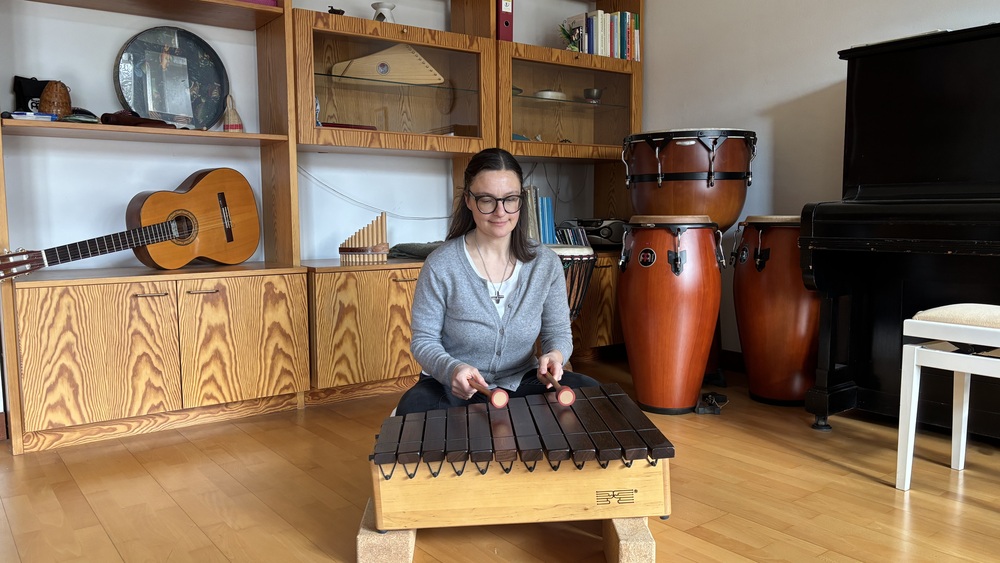 Sr. Katharina Fuchs mit einem Balaphon