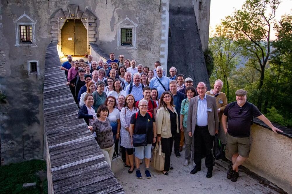 Die Teilnehmerinnen und Teilnehmer der Tagung bei der Exkursion auf die Burg Altpernstein.