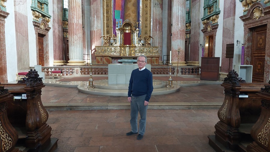 P. Gustav Schörghofer SJ in der Jesuitenkirche