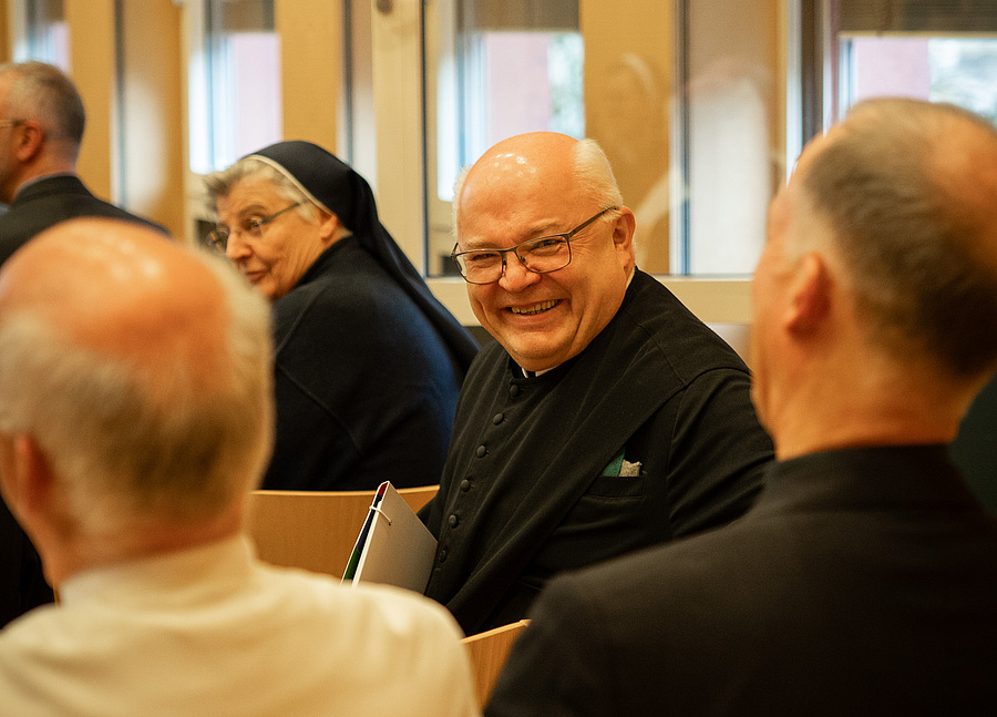 Abt Petrus Pilsinger hat in einem Interview mit dem „Kurier“ das „First“-Prinzip scharf kritisiert.