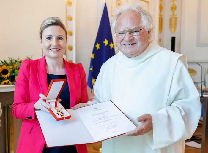 Ehrenzeichenverleihung / BKA/Andy Wenzel, Andy Wenzel Am 4. Juli 2023 ?berreichte Bundesministerin Susanne Raab (l.) Goldene Ehrenzeichen und ein Goldenes Verdienstzeichen. Im Bild mit Johannes Pausch (r.).