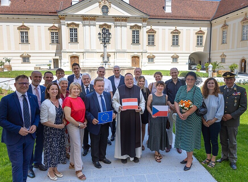 Festgäste, Cisterscapes-Projektpartner und Ehrengäste feierten die Eröffnung des erneuerten Abteihofes im Stift Zwettl.