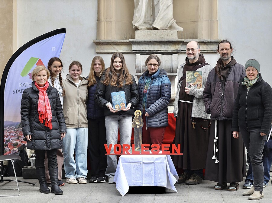 Bei der Veranstaltung zum Österreichischen Vorlesetag vor der Grazer Stadtpfarrkirche: Gertraud Schaller-Pressler, Schülerinnen des ORG Graz-Eggenberg der Grazer Schulschwestern, Helga Schreiber, Br. Nikodemus Glößl, P. Andreas Holl und Daniela Felbe