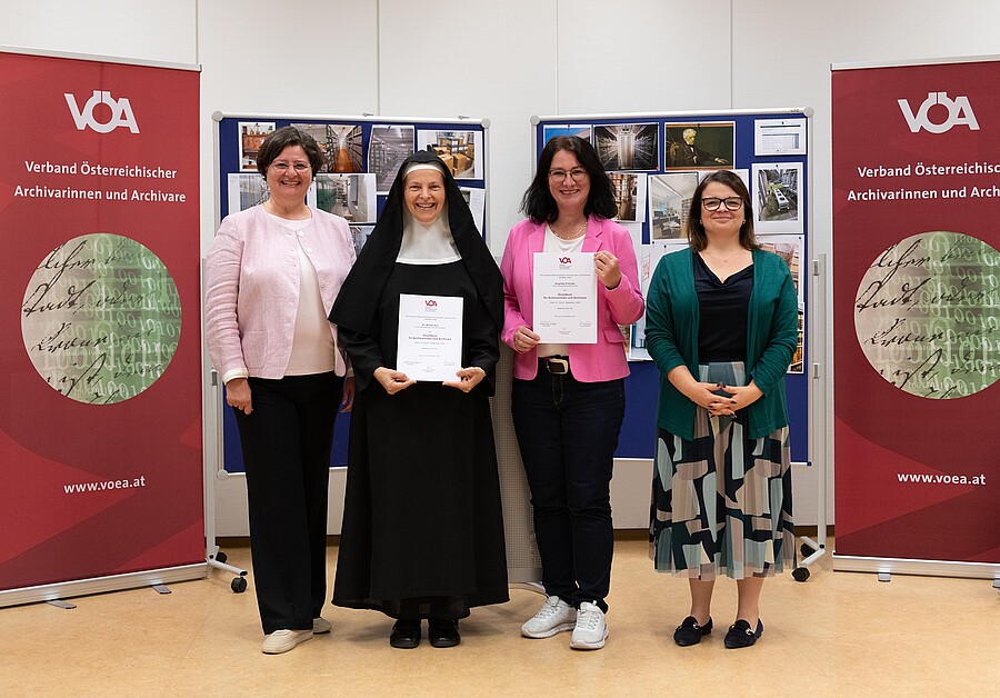Sr. Miriam Eisl aus dem Stift Nonnberg (2.v.l.) und Angelika Enhuber (3.v.l.) aus dem Stift Admont schlossen den Grundkurs für Beschäftigte in Archiven ab. Karin Sperl und Katja Almberger aus dem Vorstand des VÖA gratulierten herzlich.