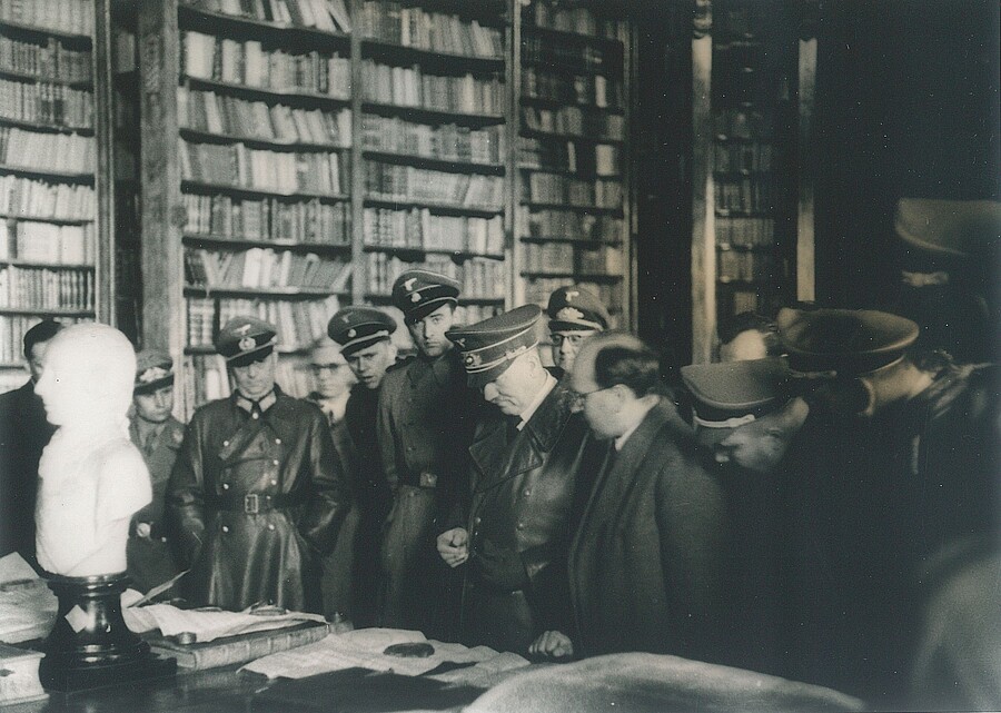 Johannes Hollnsteiner mit Adolf Hitler und anderen NSDAP-Mitgliedern in der Stiftsbibliothek St. Florian 