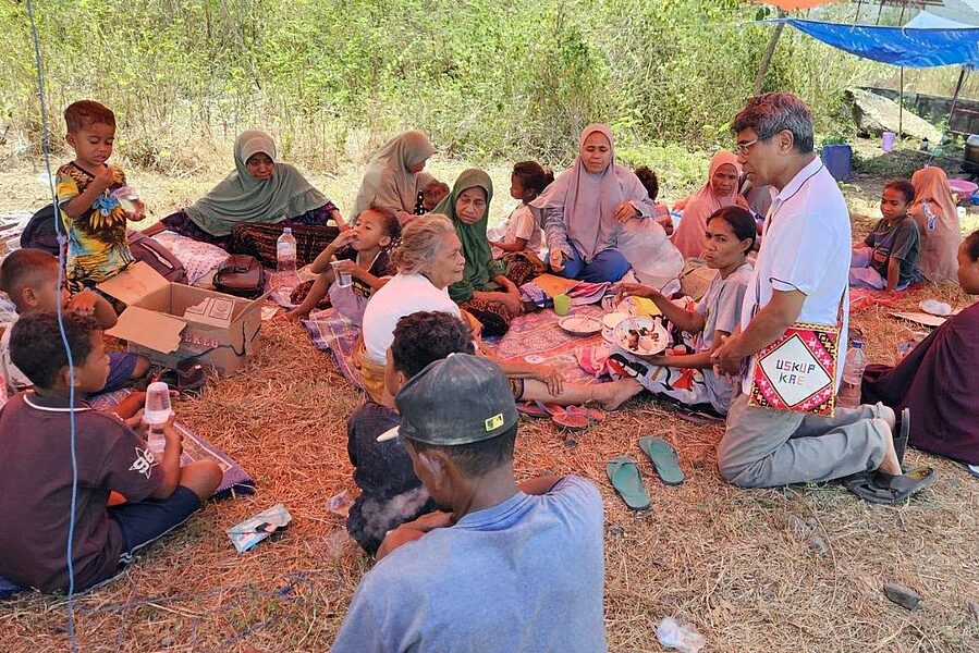 Erzbischof Paulus Budi Kleden SVD berichtete nach dem Erdbeben auf der indonesischen Insel Flores von einer außergewöhnlichen Solidarität unter den Menschen. Hier im Bild ist er bei einem Besuch bei Erdbebenopfern zu sehen.