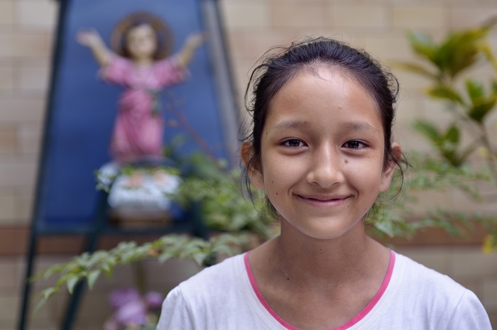 Milagros Arely Miniano, 13 Jahre, lebt mit ihrer Mutter auf der Straße und erfährt Unterstützung durch die Salesianer der Casa Don Bosco, Lima, Peru; Foto: Florian Kopp