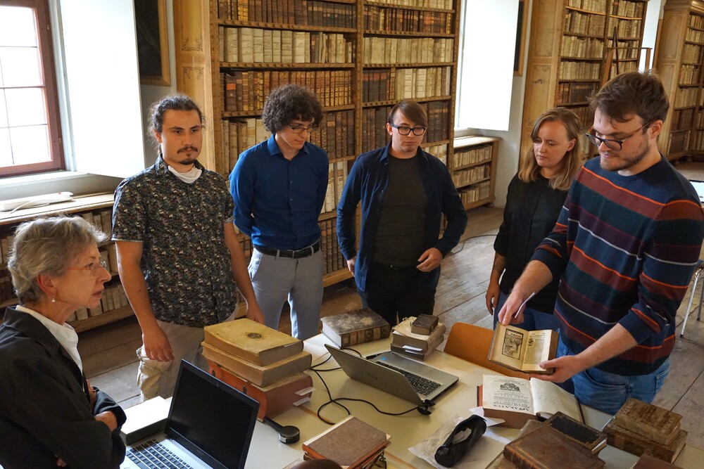 Studierende bei der Bestandsaufnahme im Rahmen eines Praktikums der Universität Augsburg.