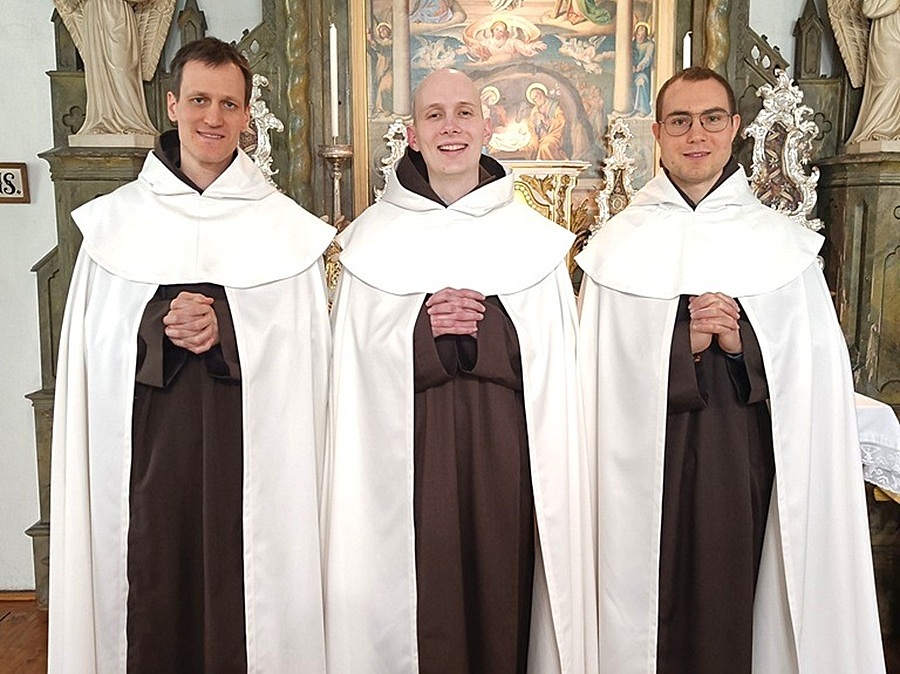 fr. Blasius, fr. Tobias und fr. David wurden am 25. März 2026 im Grazer Karmel Maria Schnee eingekleidet.