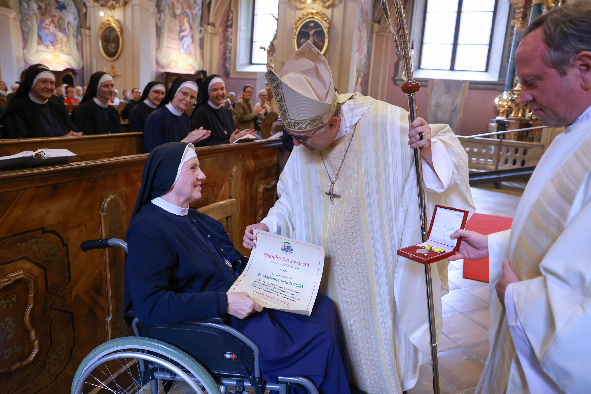 Sr. Marianne Schuh Ehrenzeichen / Sonntagsblatt/Gerd Neuhold, Gerd Neuhold Sr. Marianne Schuh Ehrenzeichen