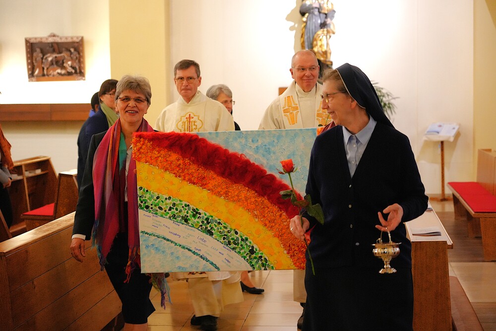 Einzug zum Festgottesdienst der Steyler Missionsschwestern