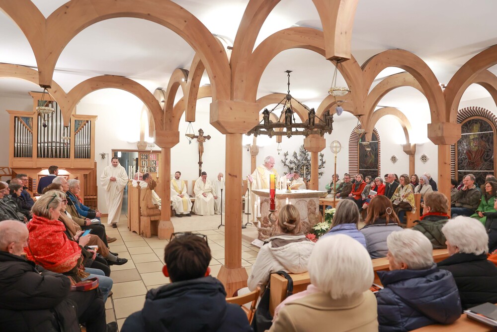 Pater Johannes Pausch, Gründungsprior Europakloster Gut Aich, stand der Festmesse in der voll besetzten Klosterkirche als Zelebrant vor.