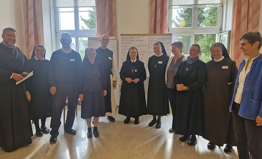 Zwölf Ausbildungsverantwortliche widmeten sich von 26. bis 28. September 2025 mit Referentin Sr. Christine Rod MC (1.v.r.) dem Thema „Eine Zukunft für das Ordensleben?!“.